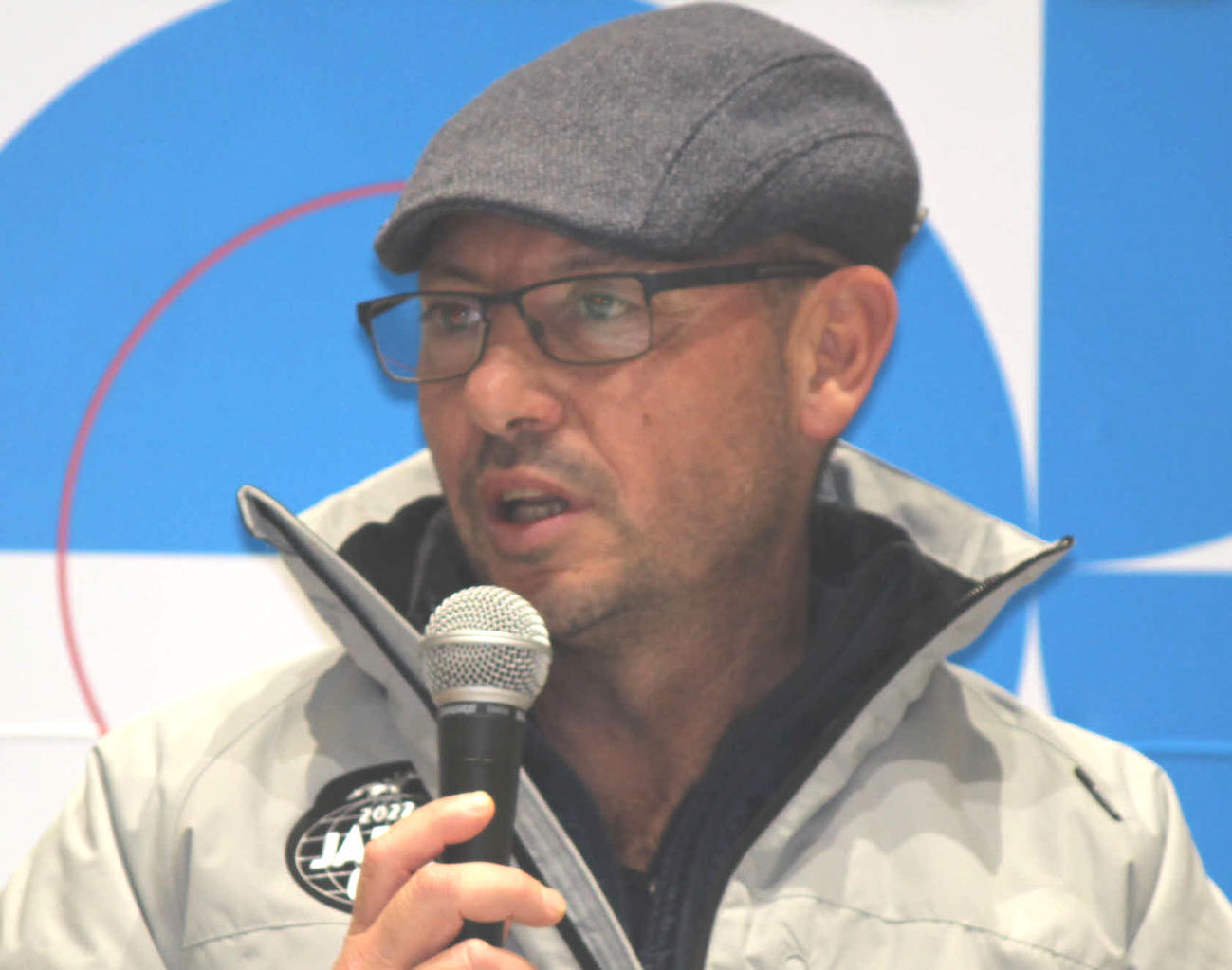 共同会見に出席するグランドグローリーのビエトリーニ師（撮影・木南友輔）