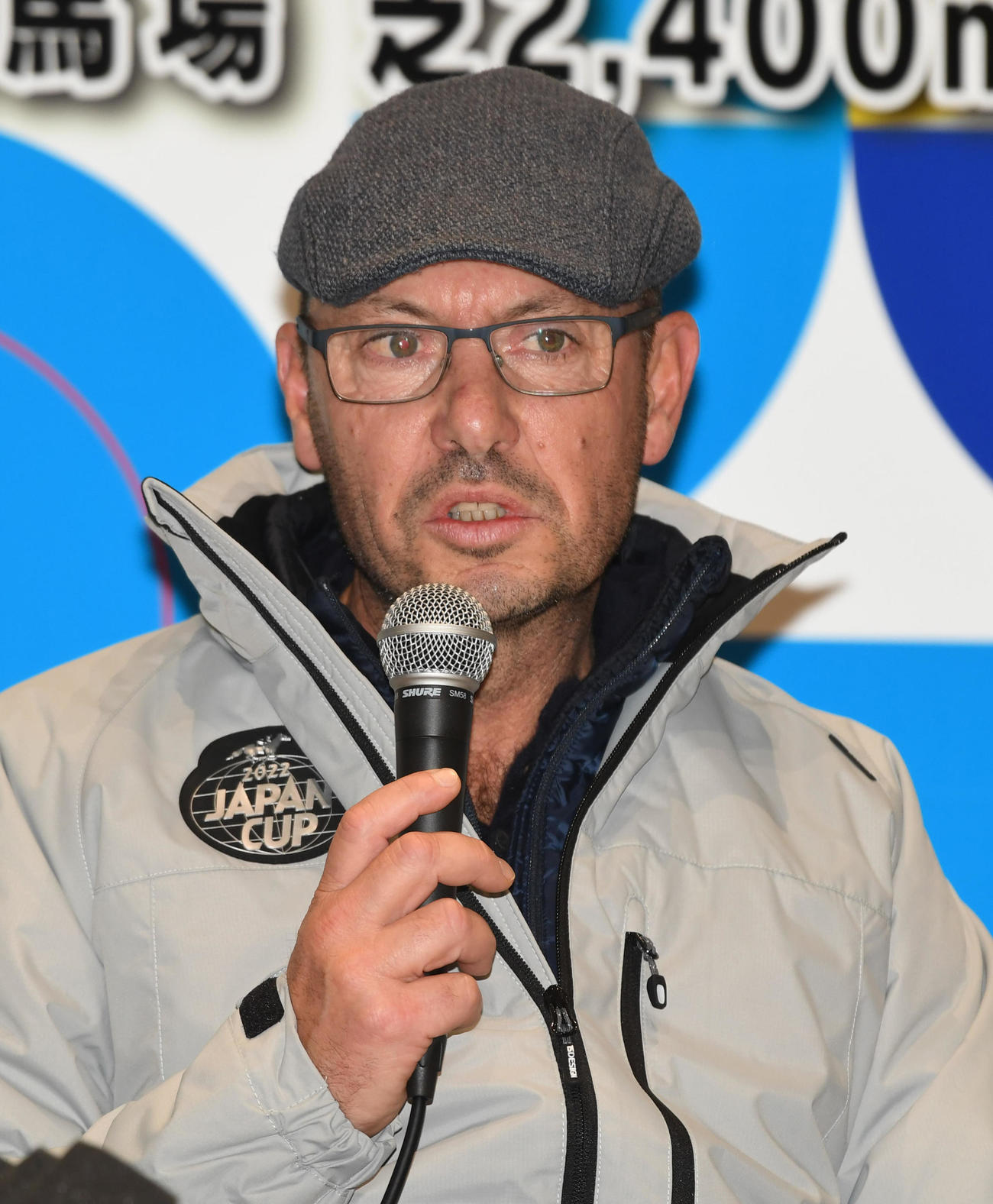 グランドグローリーの調教後、会見するジャンルカ・ビエトリーニ調教師（撮影・柴田隆二）