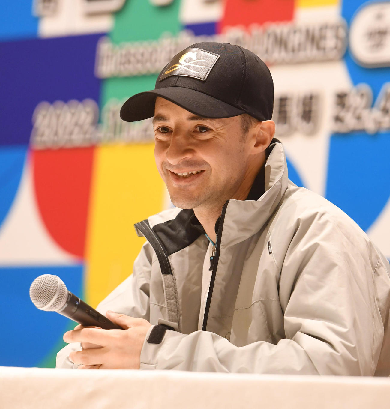オネストの調教後、会見するルメール騎手（撮影・柴田隆二）