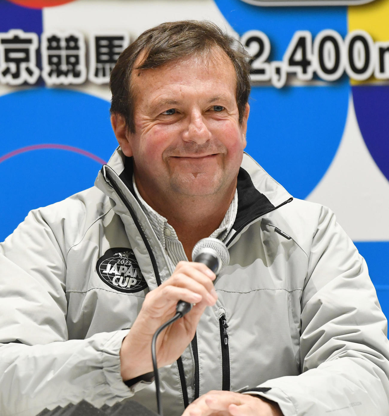 シムカミルの調教後、会見するワッテル調教師（撮影・柴田隆二）