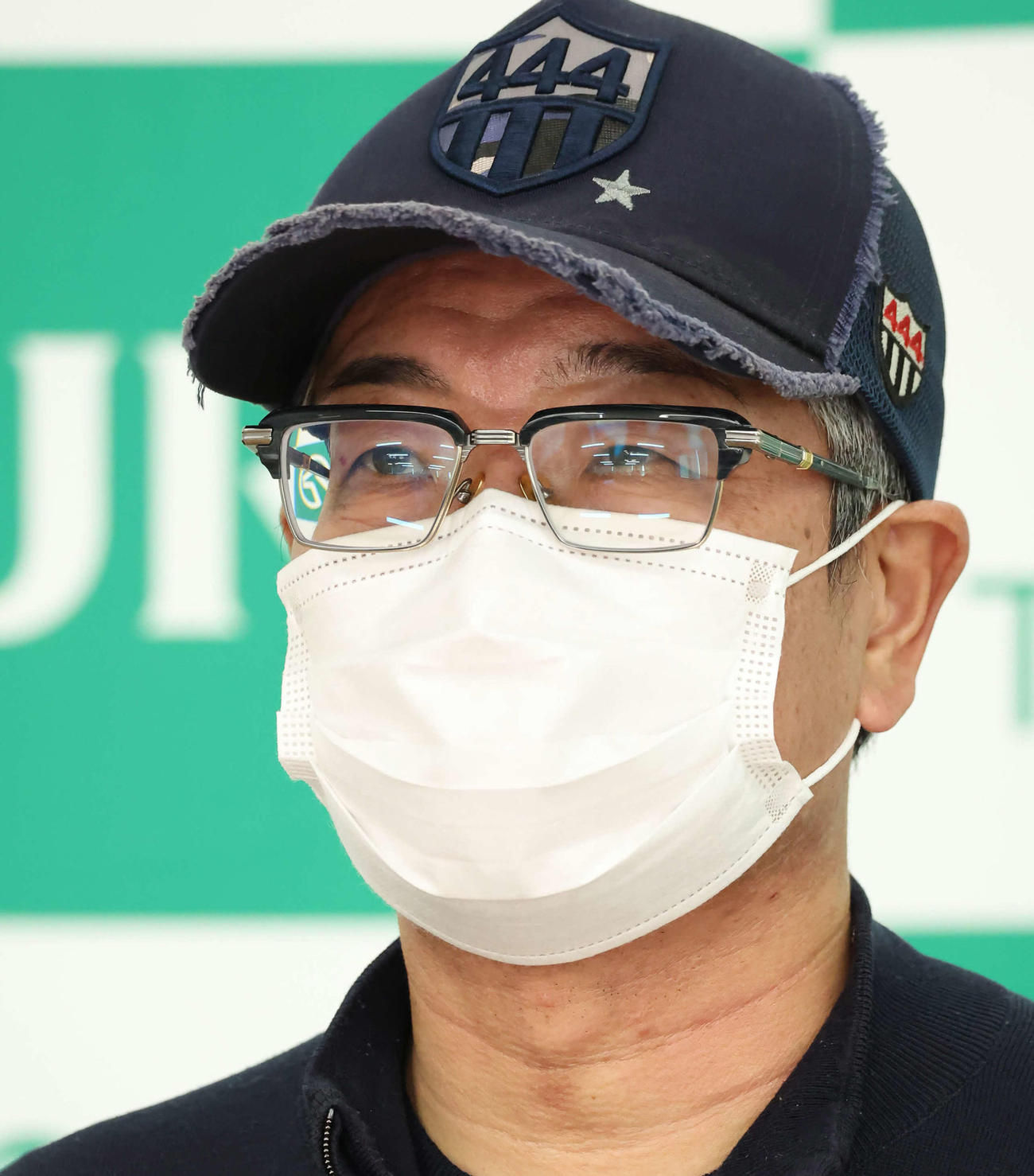 記者会見に応じるダノンベルーガの堀師（撮影・丹羽敏通）