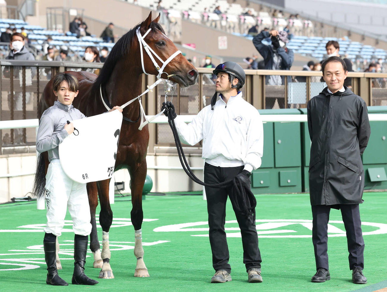 東京6R、2歳新馬戦を快勝したグランヒマラヤの口取りをする石川騎手（左）と松山師（右）（撮影・丹羽敏通）