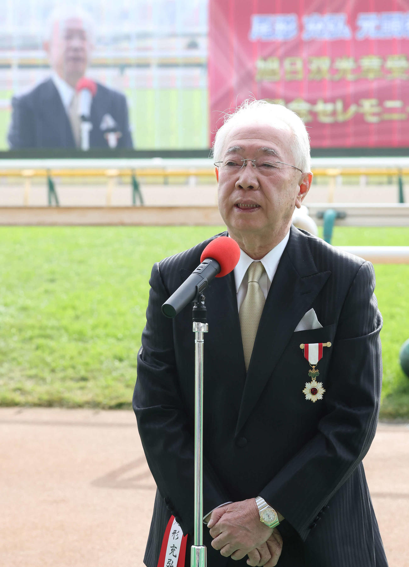 旭日双光章を受章して、あいさつする尾形元調教師（撮影・丹羽敏通）