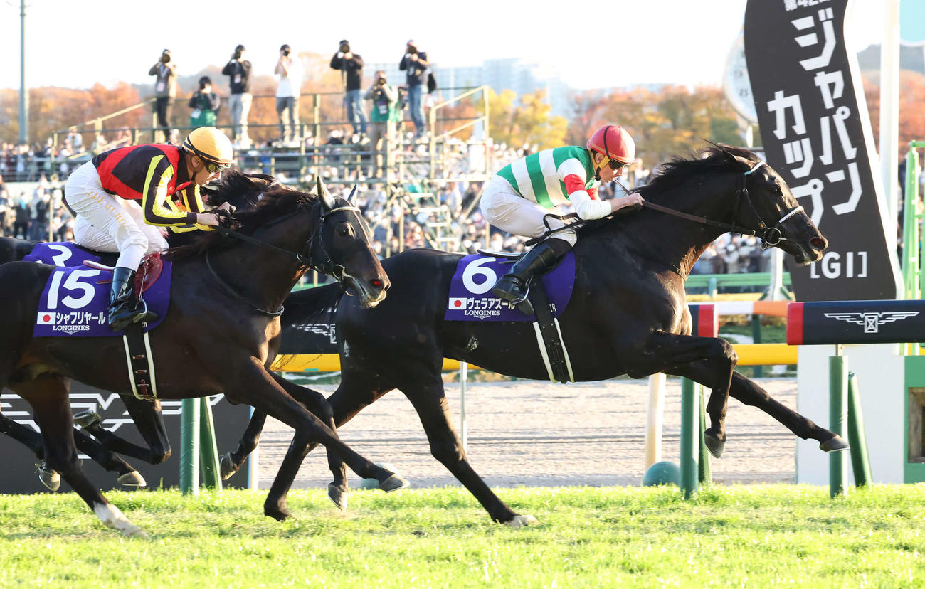 直線鋭く伸びジャパンCを制したヴェラアズールとムーア騎手。左は2着シャフリヤール（撮影・丹羽敏通）