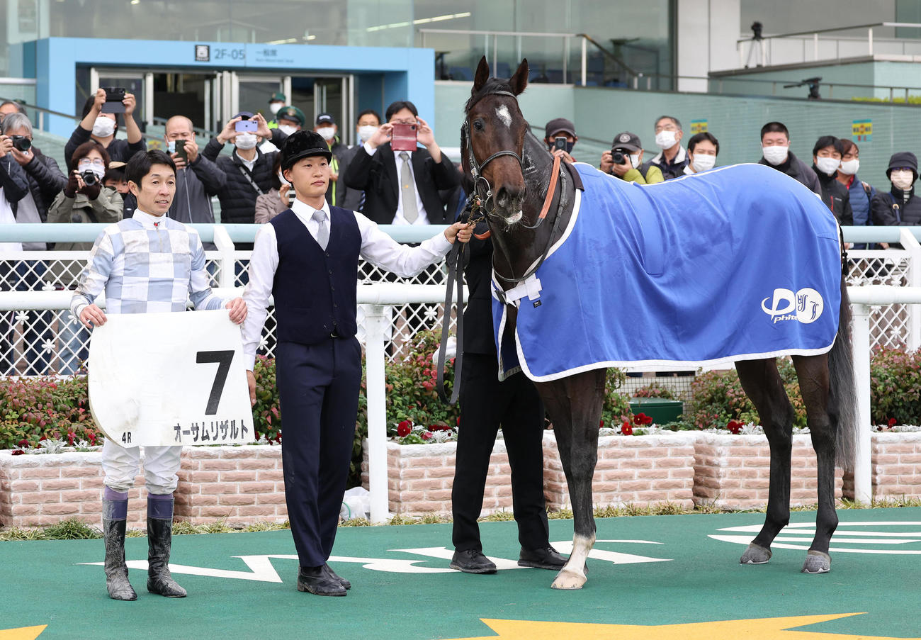 阪神4R、新馬戦を制したオーサムリザルトと口取りに並ぶ武豊騎手（左）（撮影・白石智彦）