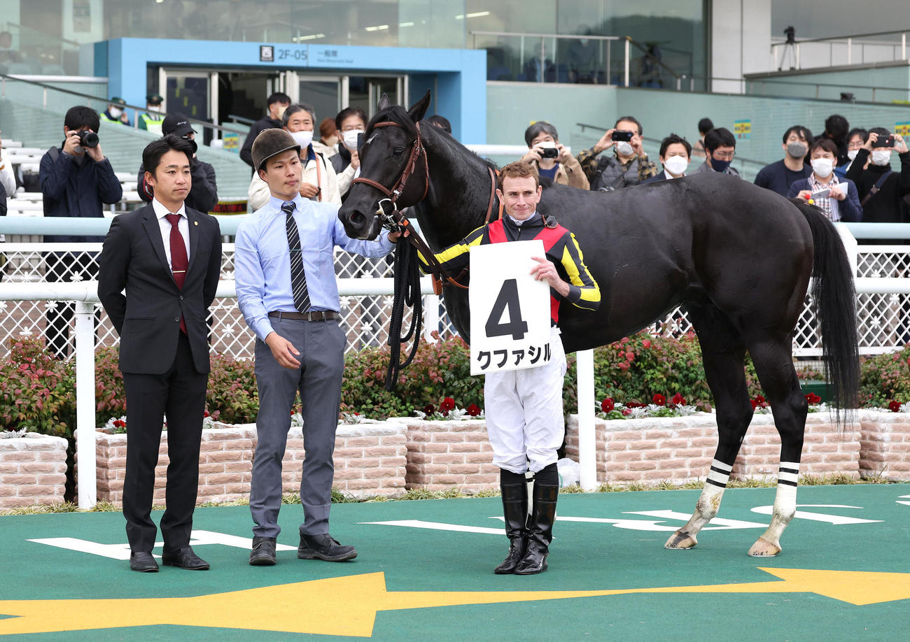 阪神5R、新馬戦を制したクファシルと口取りに並ぶR・ムーア騎手（右）（撮影・白石智彦）