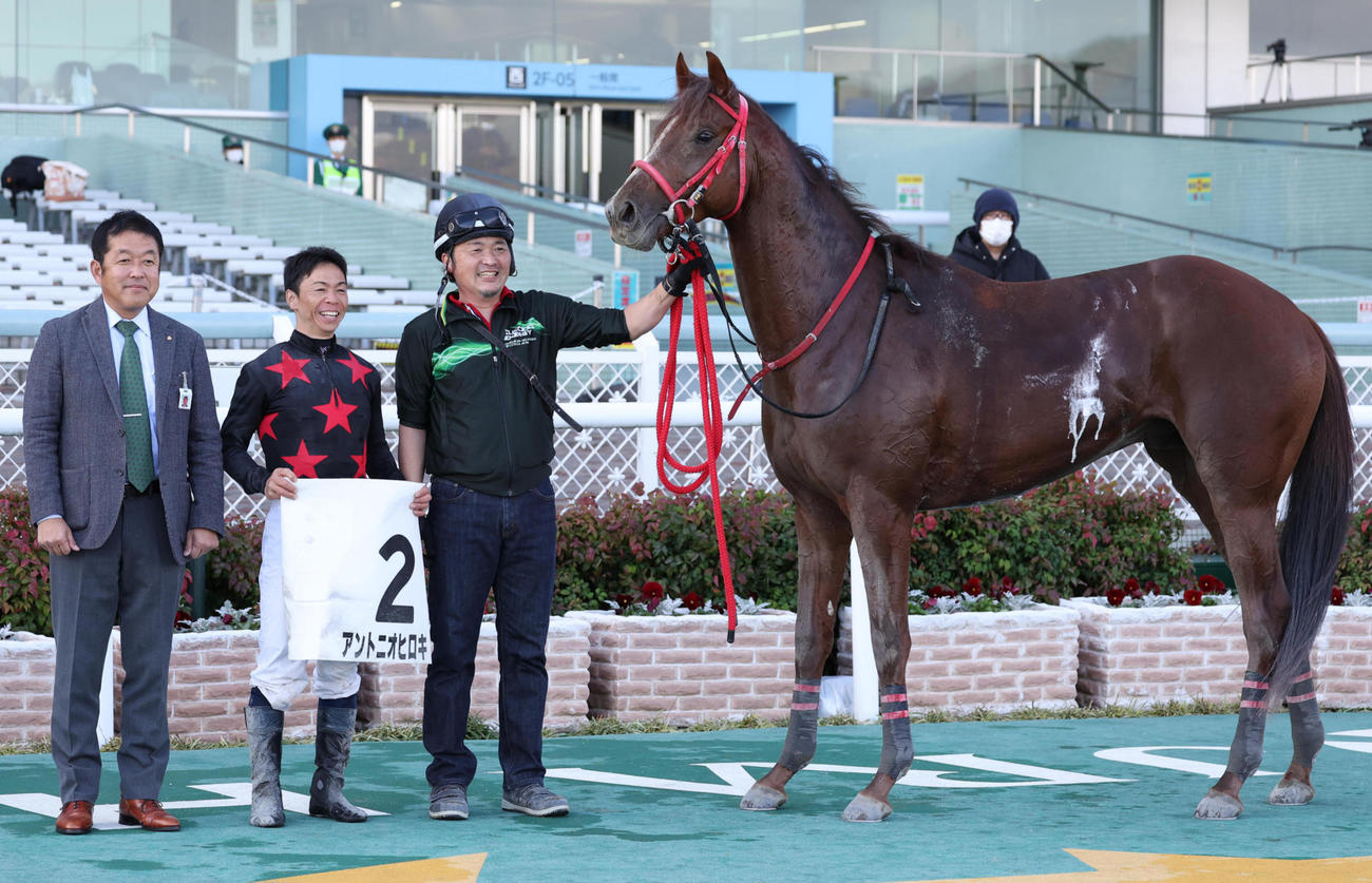 口取りに並ぶ復帰後初勝利を挙げた北村宏騎手