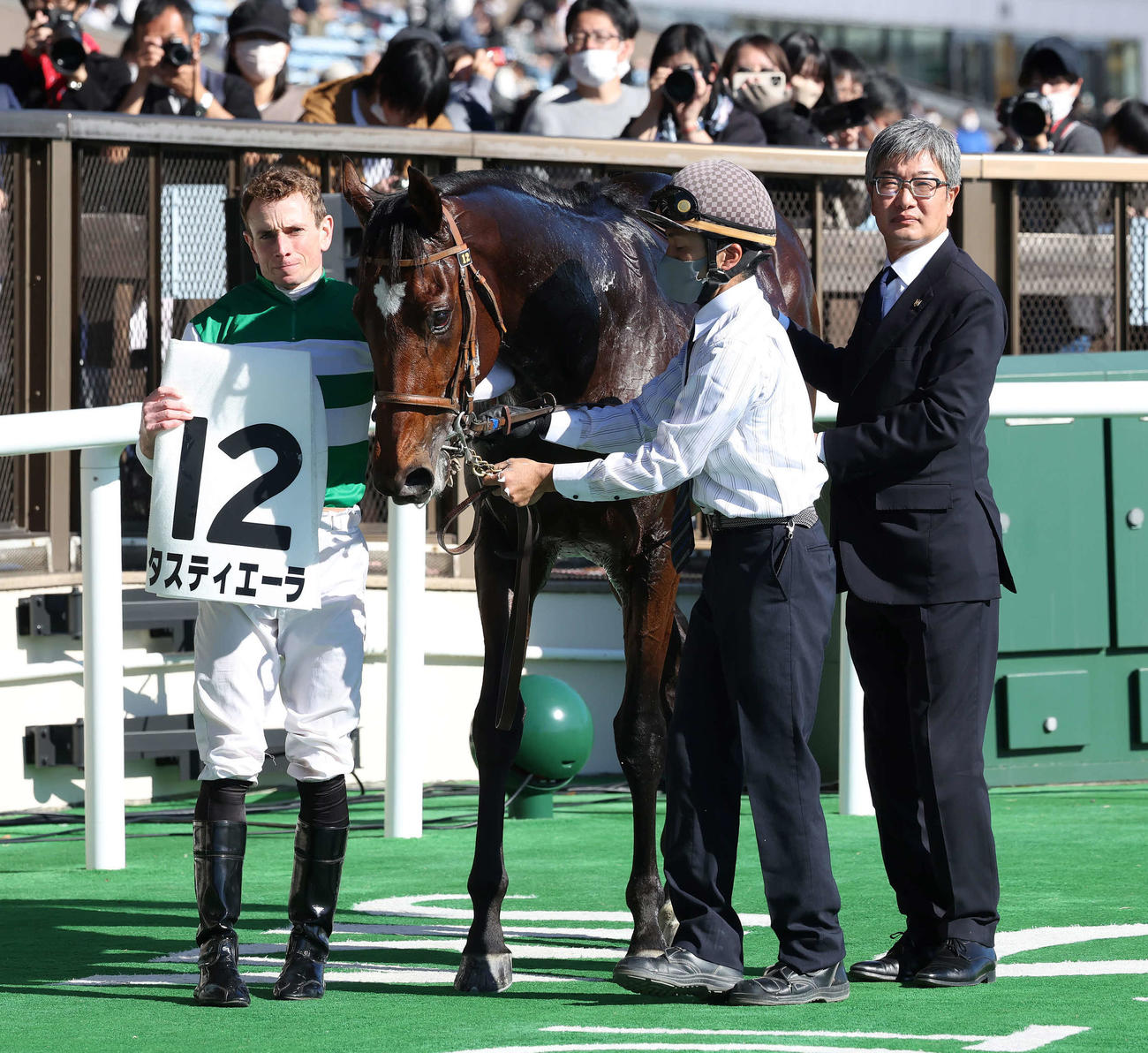 東京6R、2歳新馬戦を制したタスティエーラの口取りをするムーア騎手（左）と堀師（右）（撮影・丹羽敏通）
