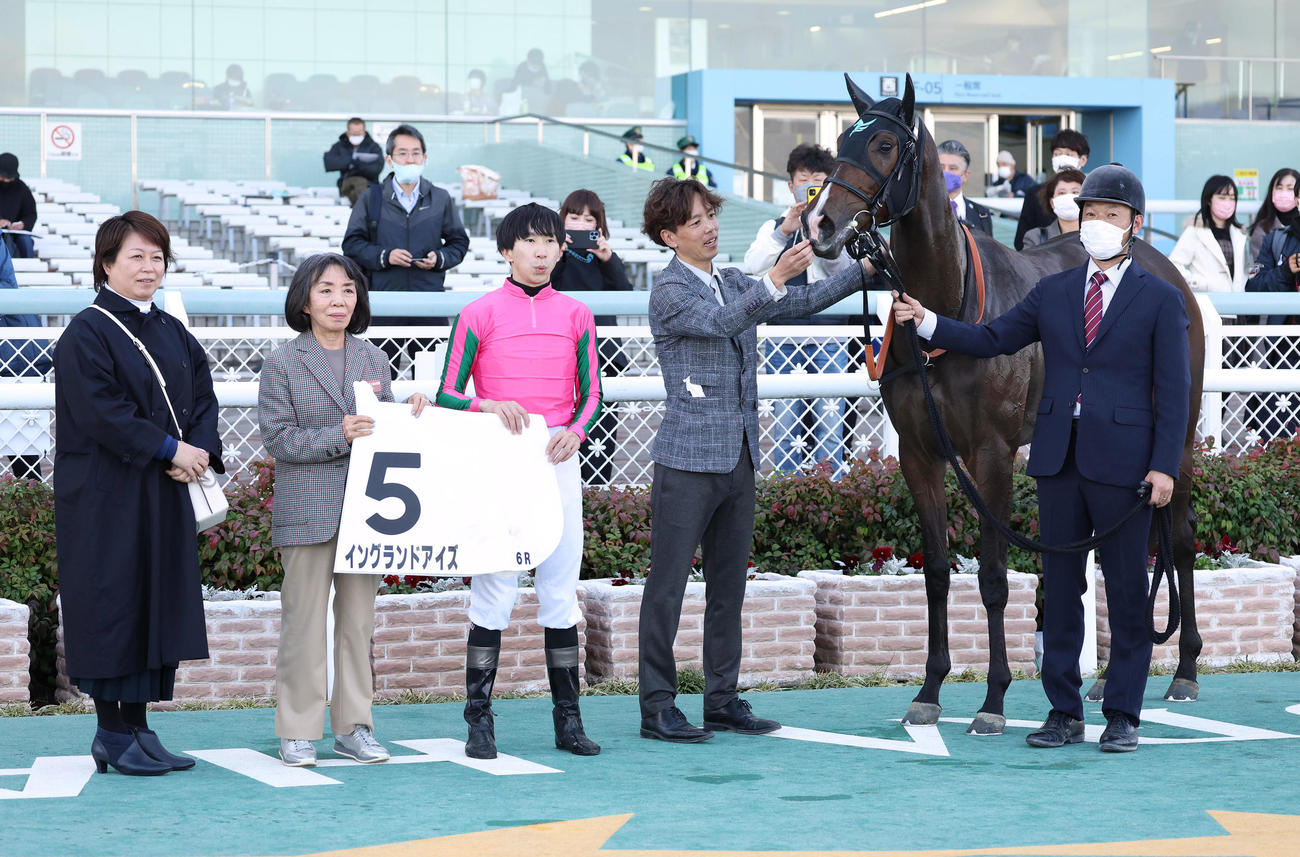 阪神6R新馬戦を制したイングランドアイズと口取りに並ぶ横山和騎手（中央）（撮影・白石智彦）