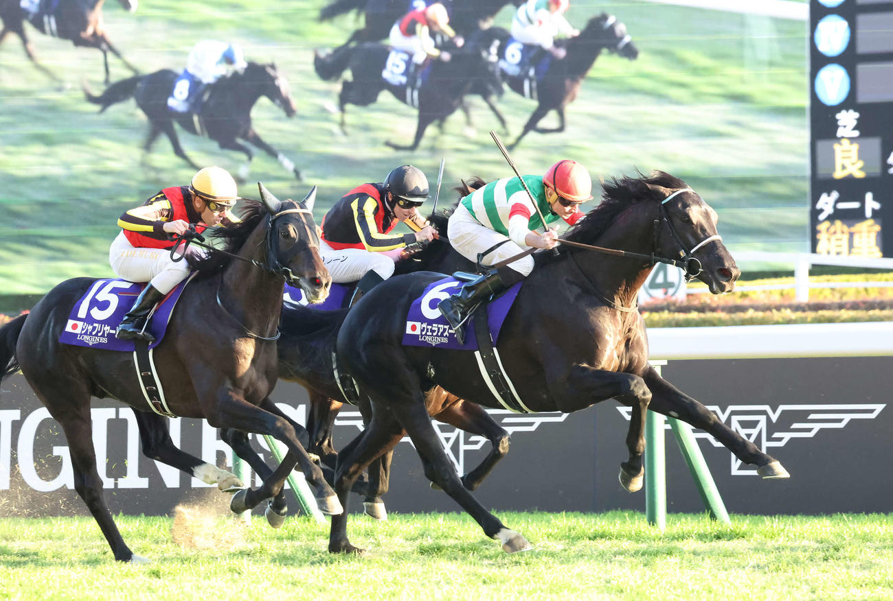 直線鋭く伸びてジャパンCを制したヴェラアズールとムーア騎手（撮影・丹羽敏通）
