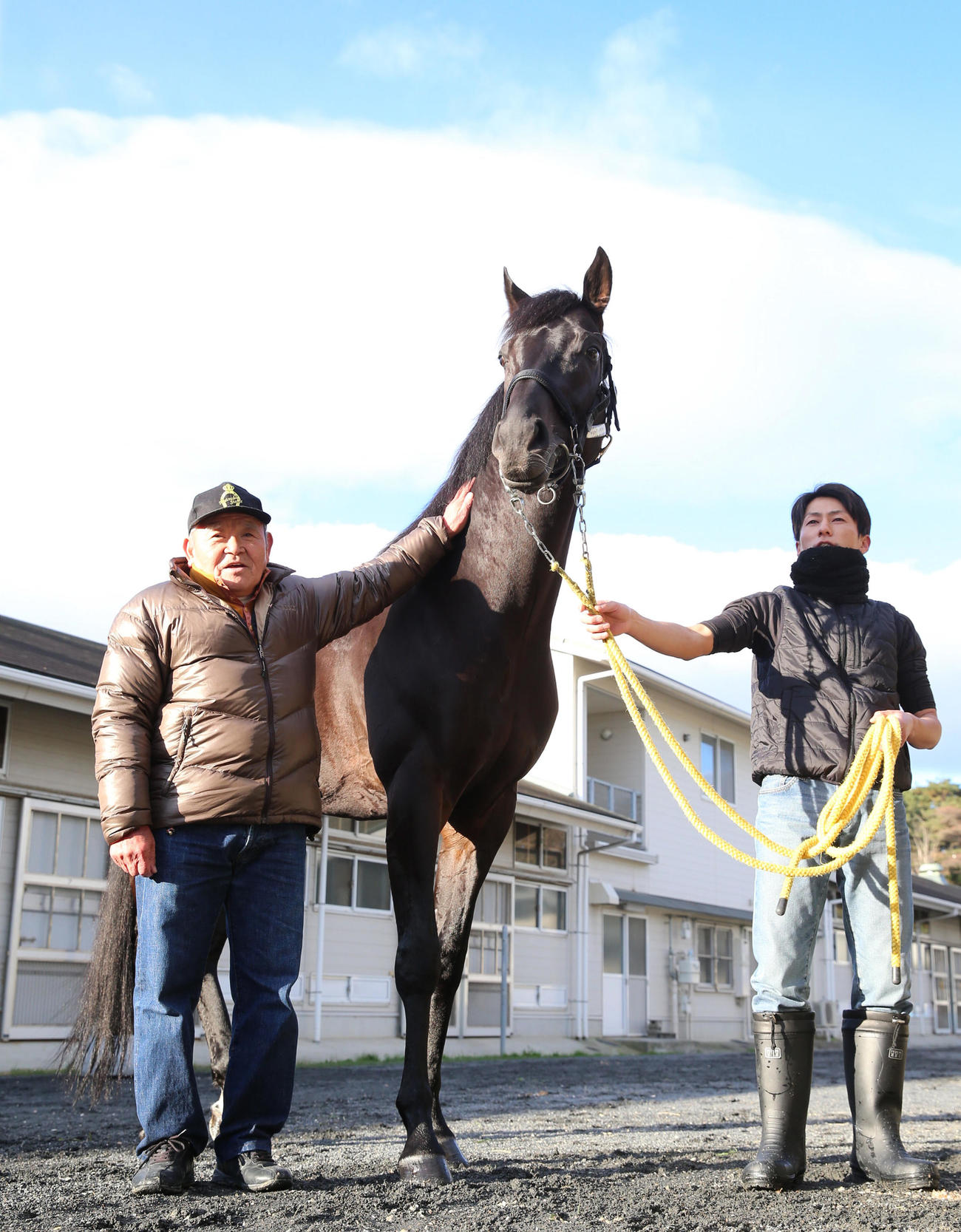 ラストインパクトと写真に納まる松田博調教師（左）と野元助手