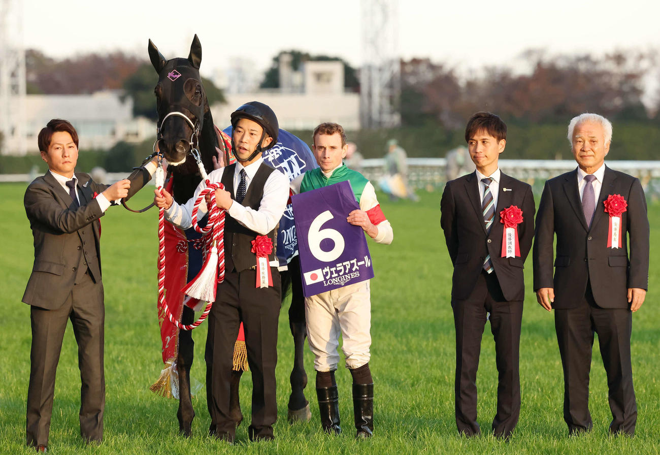 ジャパンCを制したヴェラアズールの口取りをするムーア騎手（中央）と渡辺師（左から4人目）