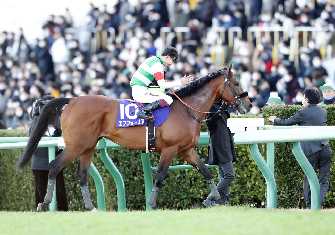 有馬記念を制したエフフォーリアをねぎらう横山武史騎手（2021年12月撮影）