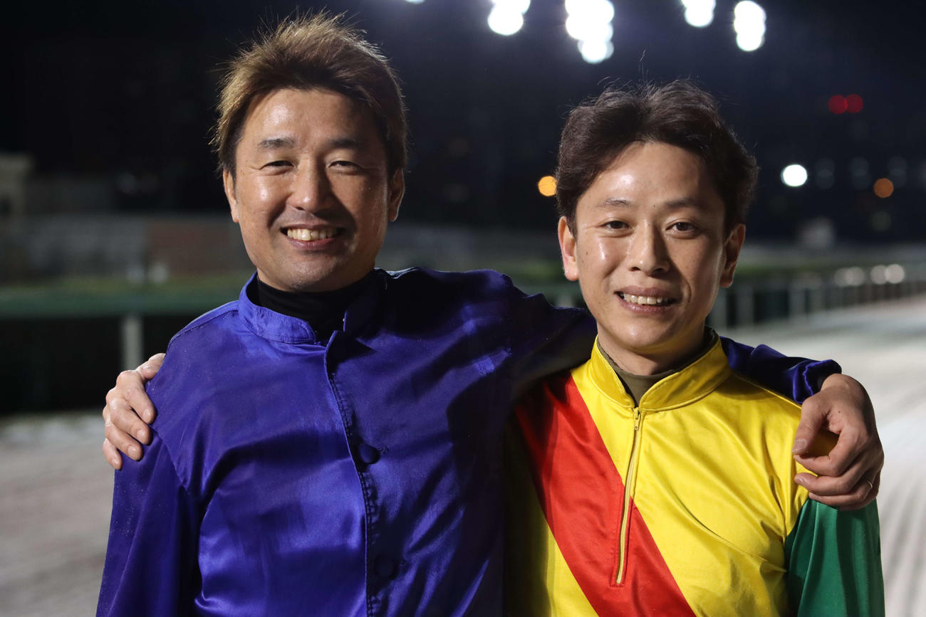 船橋12Rで最後の騎乗を終え肩を組む酒井忍騎手（左）と左海誠二騎手（右）
