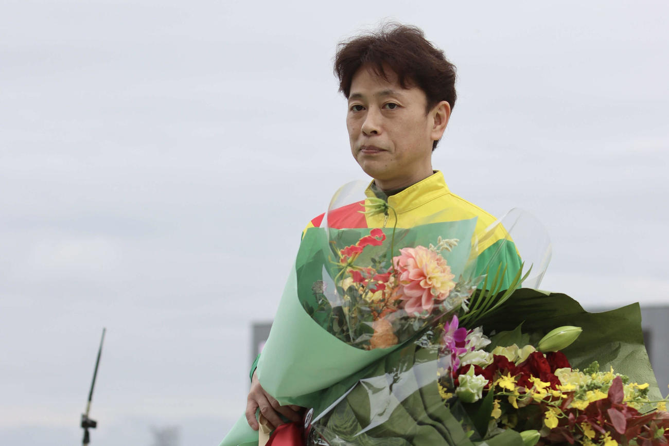 引退報告会で花束を贈られた左海誠二騎手