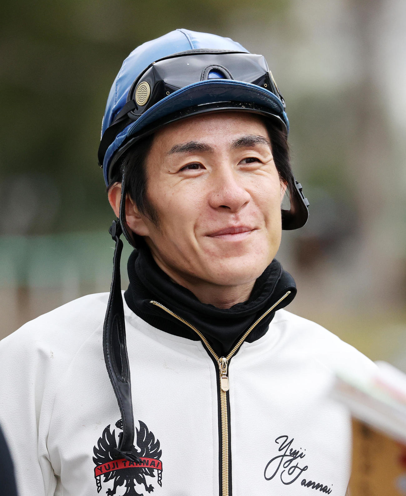 笑顔を見せる丹内騎手（撮影・鈴木正人）
