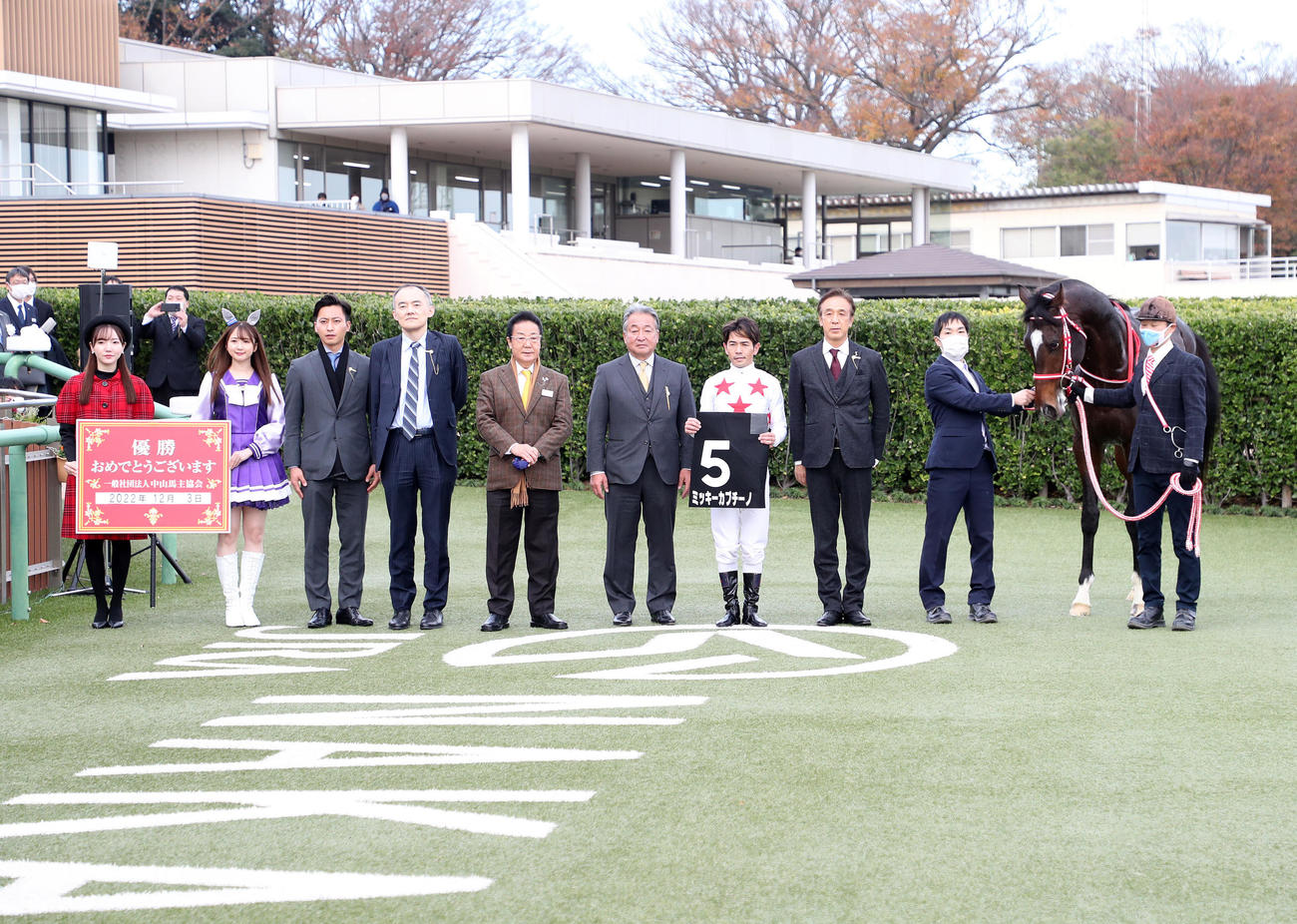 葉牡丹賞を制したミッキーカプチーノと戸崎圭太騎手（撮影・鈴木正人）