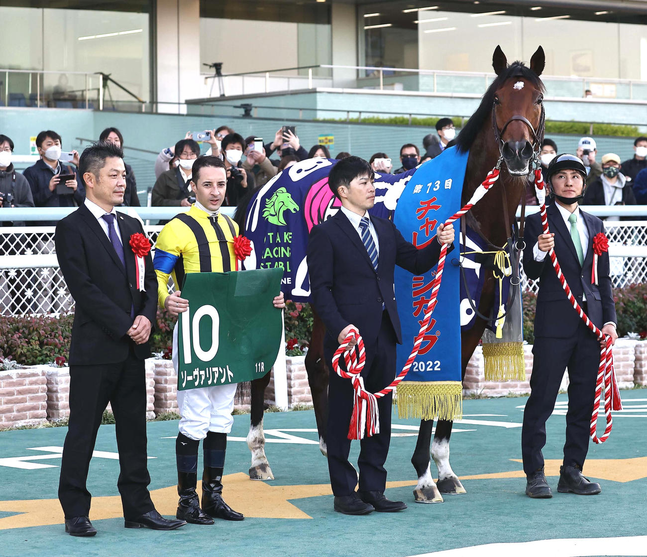 チャレンジカップを制し口取りに臨むソーヴァリアントとC・ルメール騎手（撮影・上田博志）