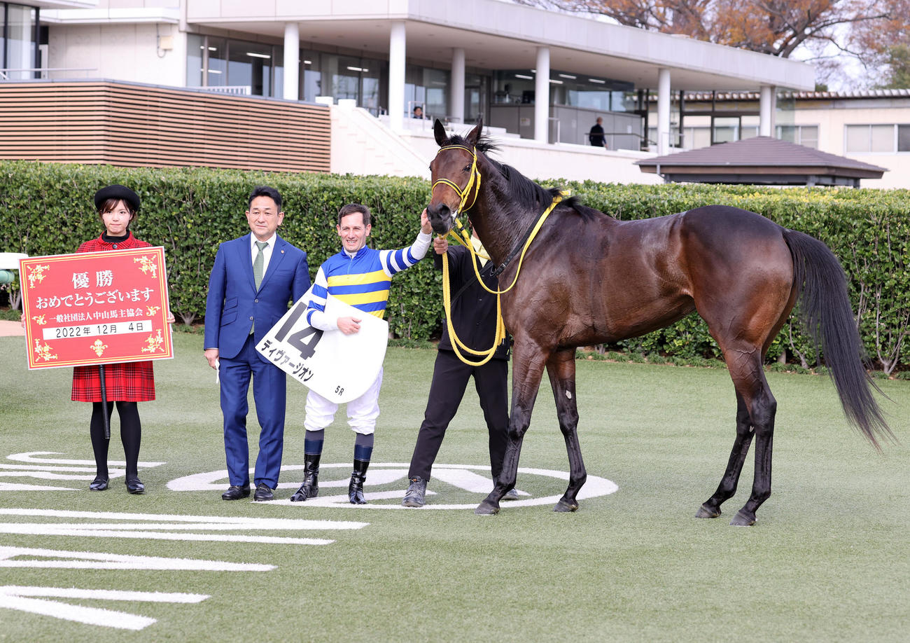 中山5R新馬戦を制したディヴァージオンとM・デムーロ騎手（撮影・鈴木正人）