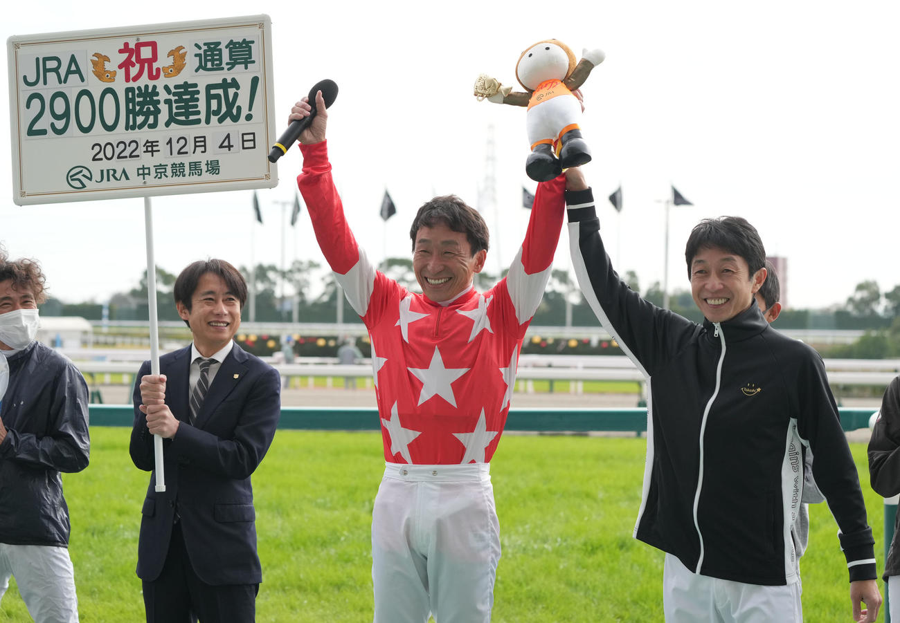 JRA通算2900勝を達成し武豊騎手（右）から祝福される横山典騎手（撮影・森本幸一）