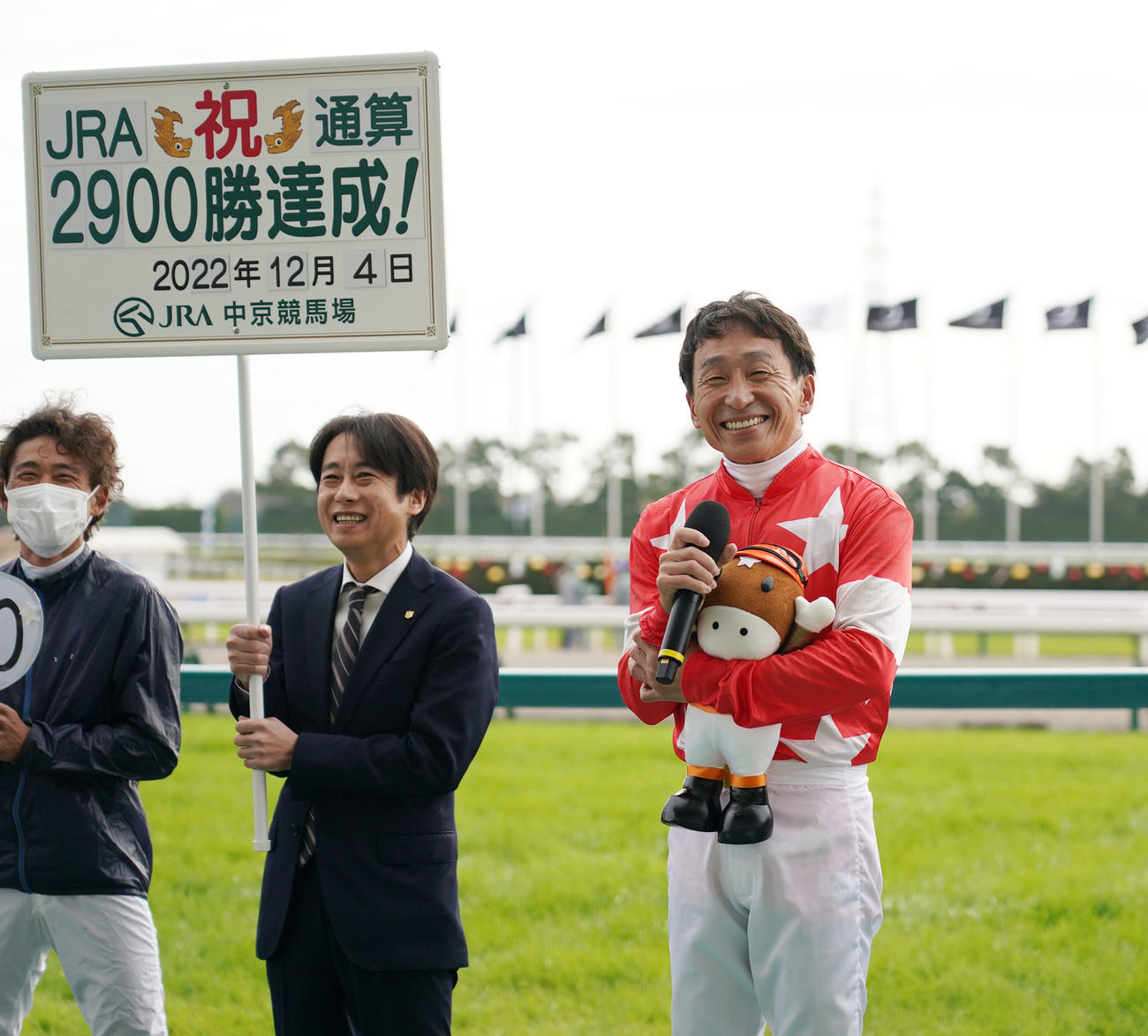 JRA通算2900勝を達成しインタビューで笑顔を見せる横山典（右）（撮影・森本幸一）