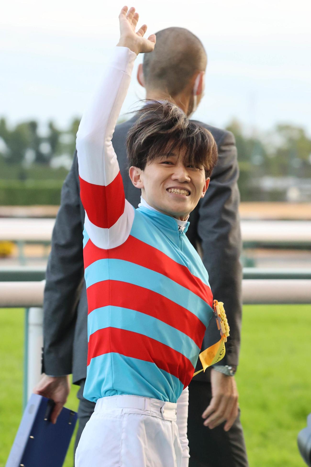 ジュンライボルトでチャンピオンズCを制した石川裕紀人騎手はファンの声援に応える