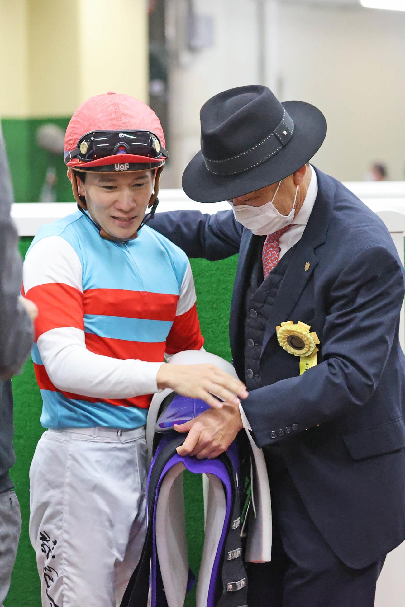 11R第23回チャンピオンズカップ(G1)　殊勲の石川裕紀人騎手（左）を出迎える友道康夫調教師。　（カメラ・高橋　由二）報知写真部　2022年12月4日撮影＝中京競馬場