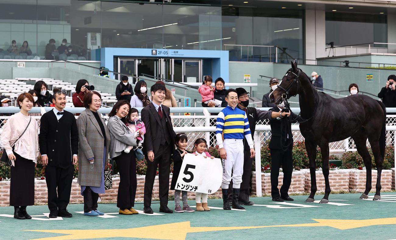 新馬戦を制したトンジンチ、口取り（撮影・上田博志）
