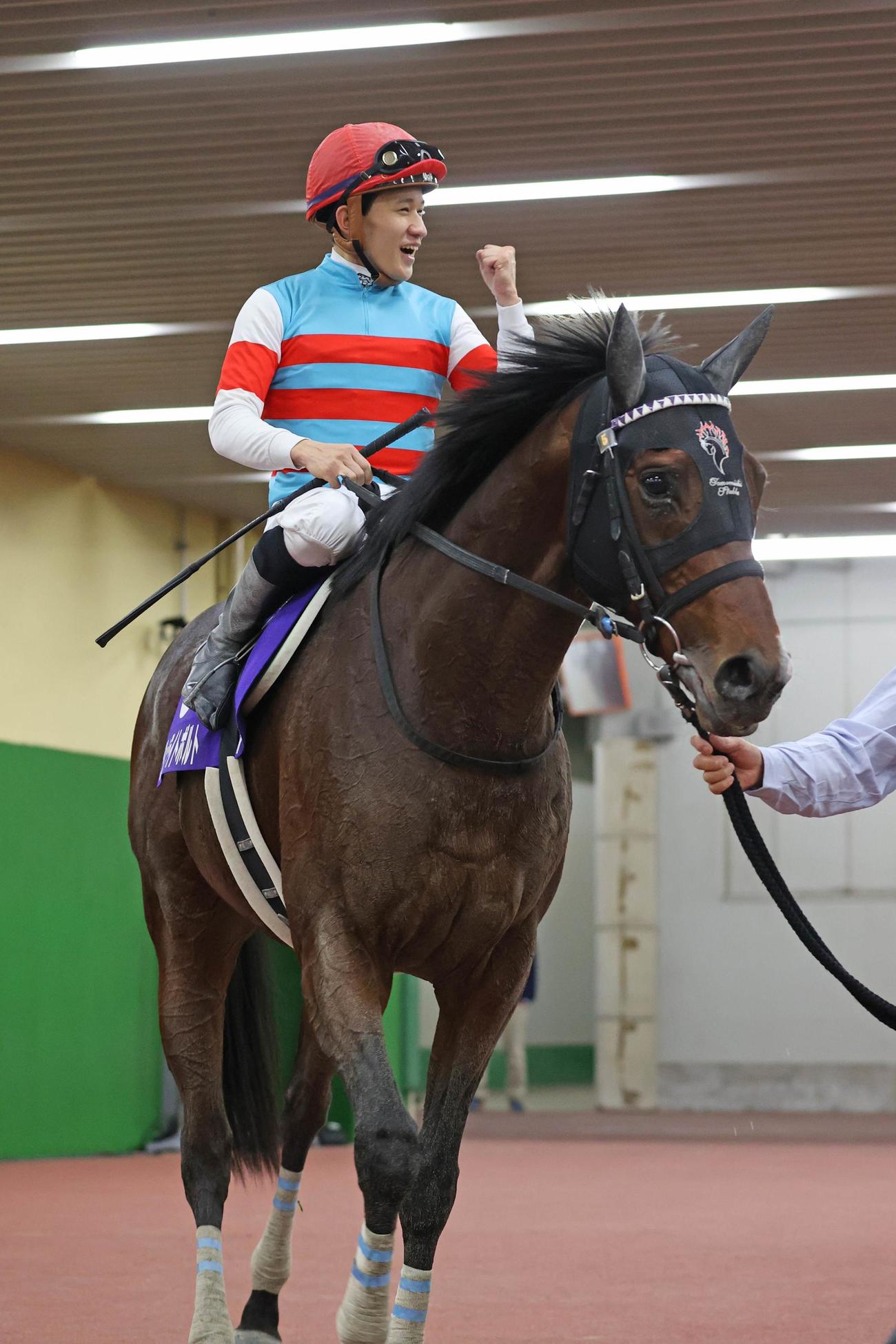 ガッツポーズで引き揚げる石川裕紀人騎手
