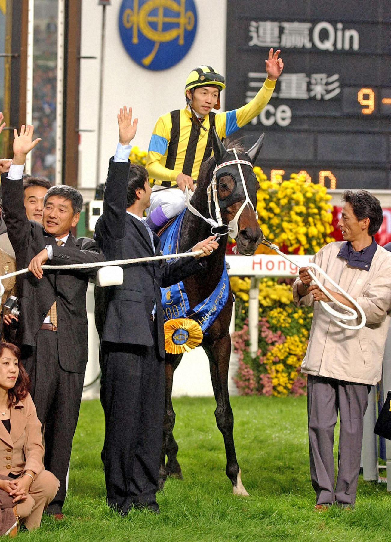01年12月、優勝したステイゴールドのあん上で手を振り喜ぶ武豊騎手