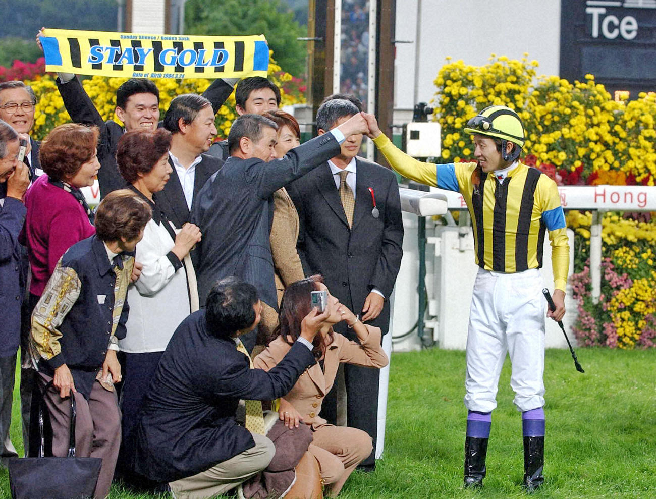 01年12月、優勝したステイゴールドの武豊騎手は表彰式で池江泰郎師と握手を交わす