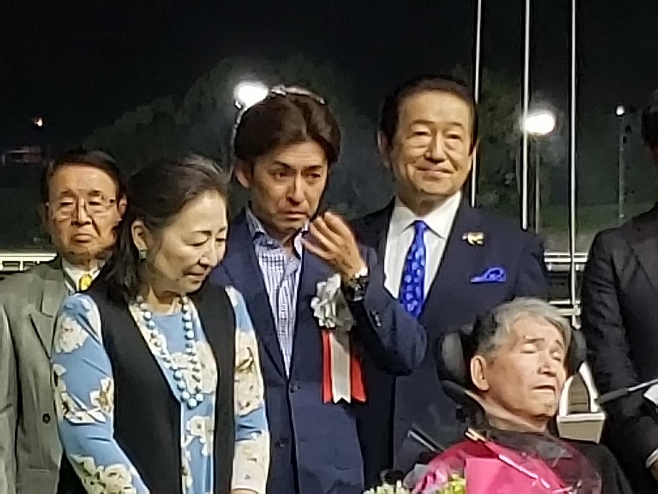 19年5月、左から北橋元調教師、福永祐一騎手の母裕美子さん、福永騎手、草野仁キャスター、福永洋一元騎手