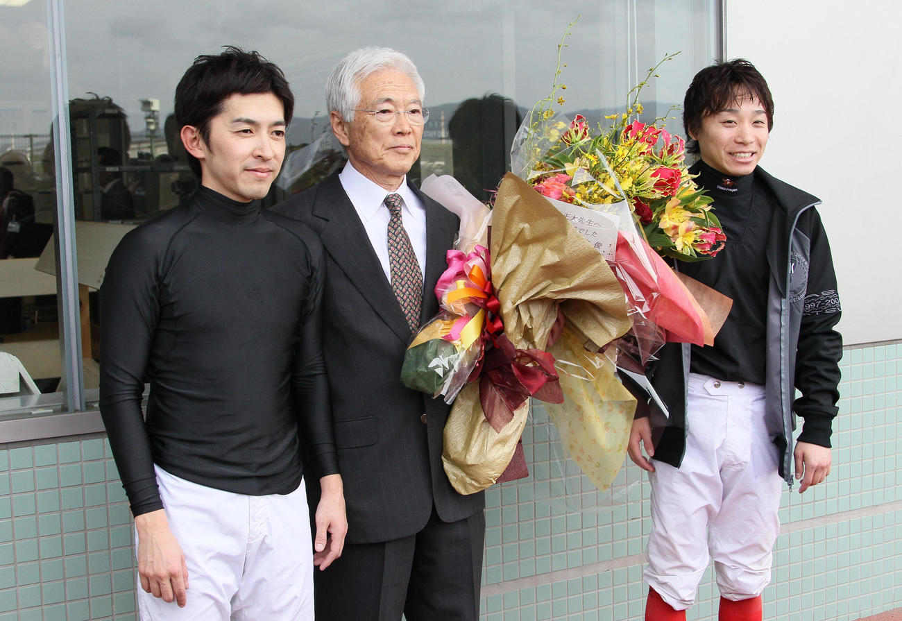 11年2月、引退する坂口大師（中央）はレース後、福永騎手（左）、池添騎手と記念写真に納まる