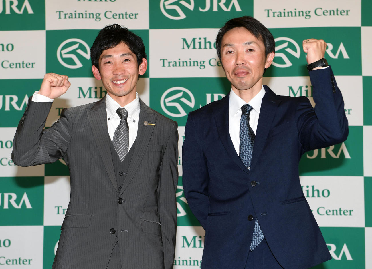 調教師試験に合格しガッツポーズする千葉直人氏（左）と森一誠氏（撮影・柴田隆二）