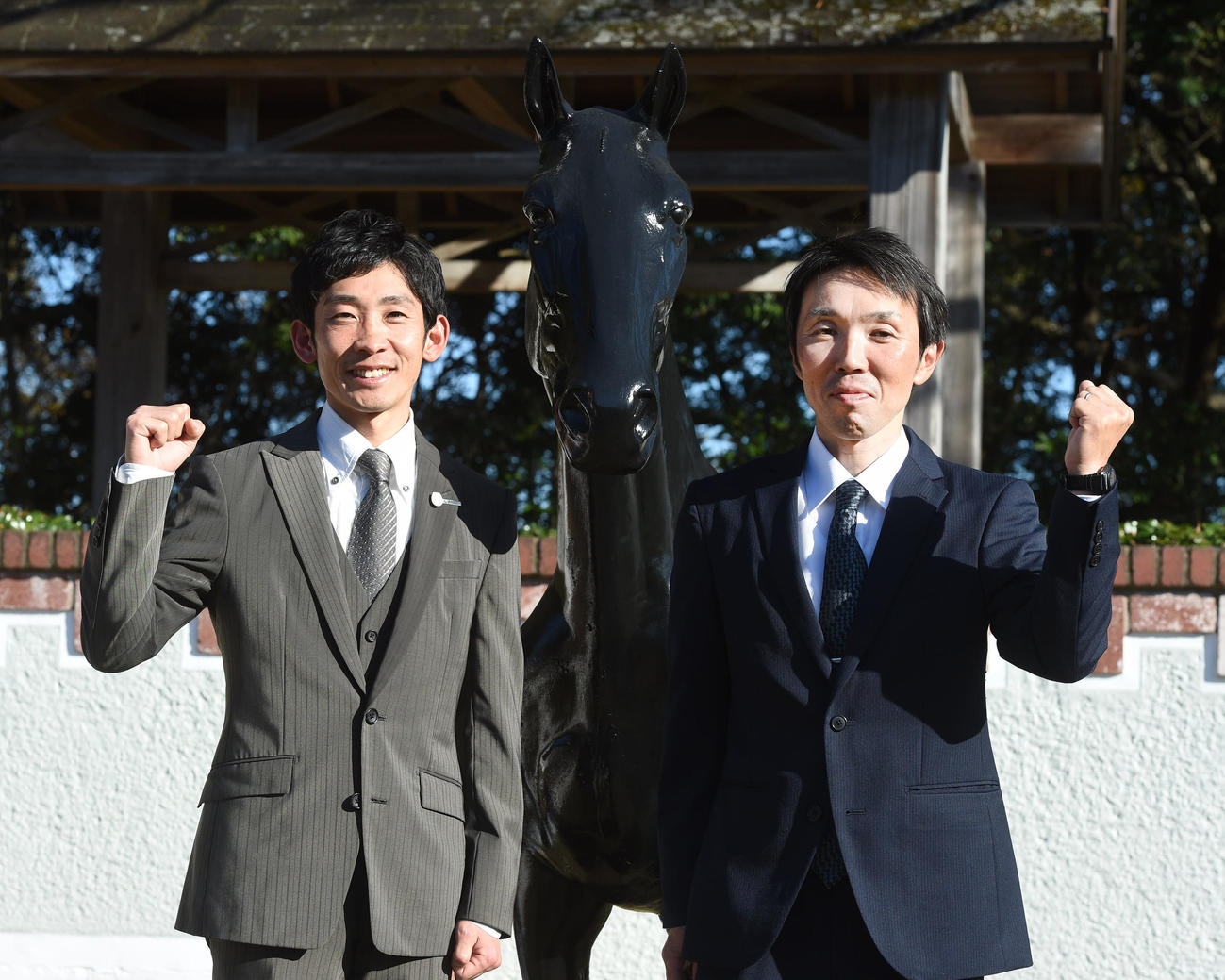 調教師試験に合格しガッツポーズする千葉直人氏（左）と森一誠氏（撮影・柴田隆二）