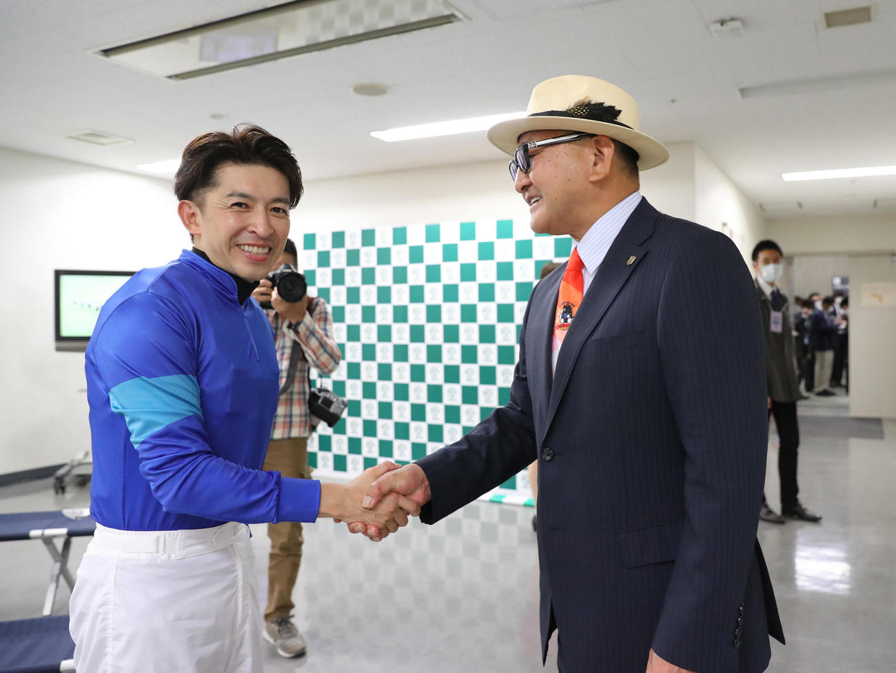 20年5月、ダービーのレース後、ガッチリと握手する福永騎手（左）と矢作師