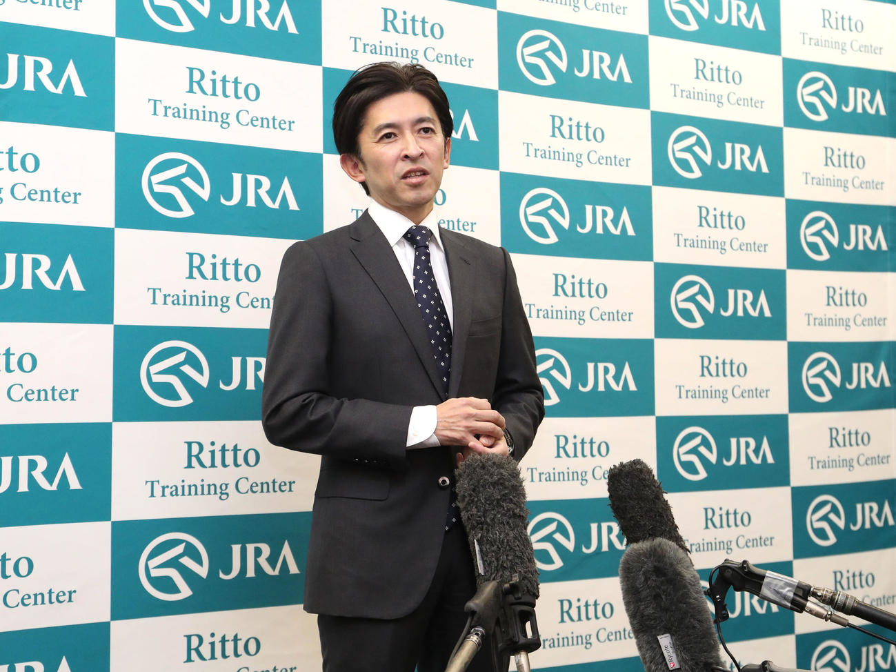 調教師免許合格者の会見を終え囲み取材を受ける福永騎手（撮影・白石智彦）