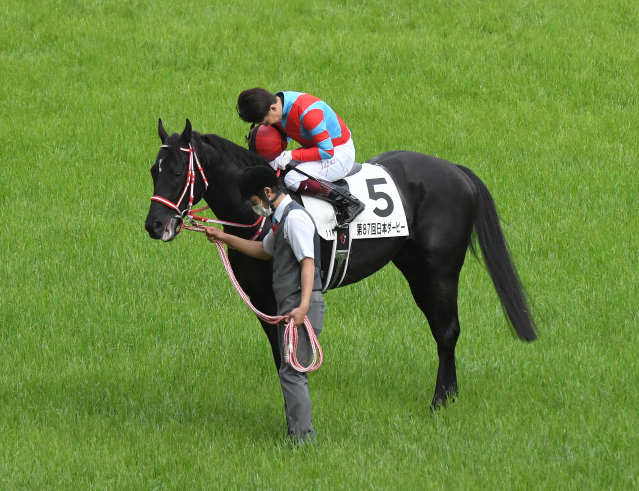 20年5月、優勝したコントレイルと福永騎手は、ウイニングランで無観客のスタンドに向い礼