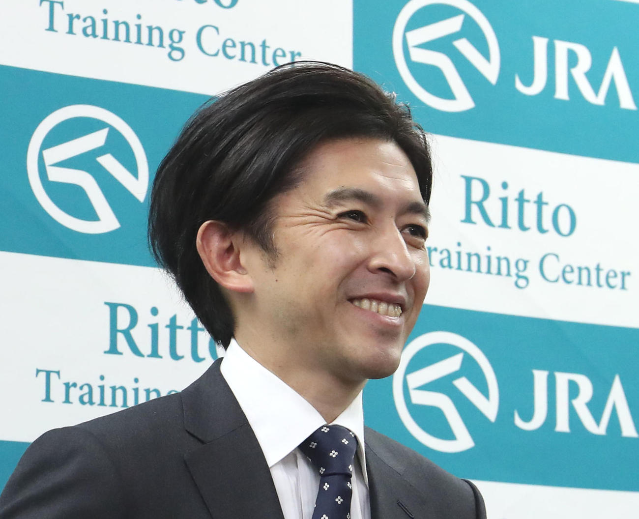 調教師免許合格者の会見を終え囲み取材を受ける笑顔の福永騎手（撮影・白石智彦）