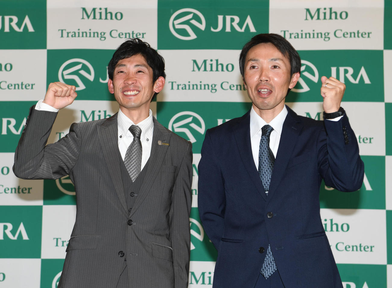 調教師試験に合格しガッツポーズする千葉直人助手（左）と森一誠助手（撮影・柴田隆二）