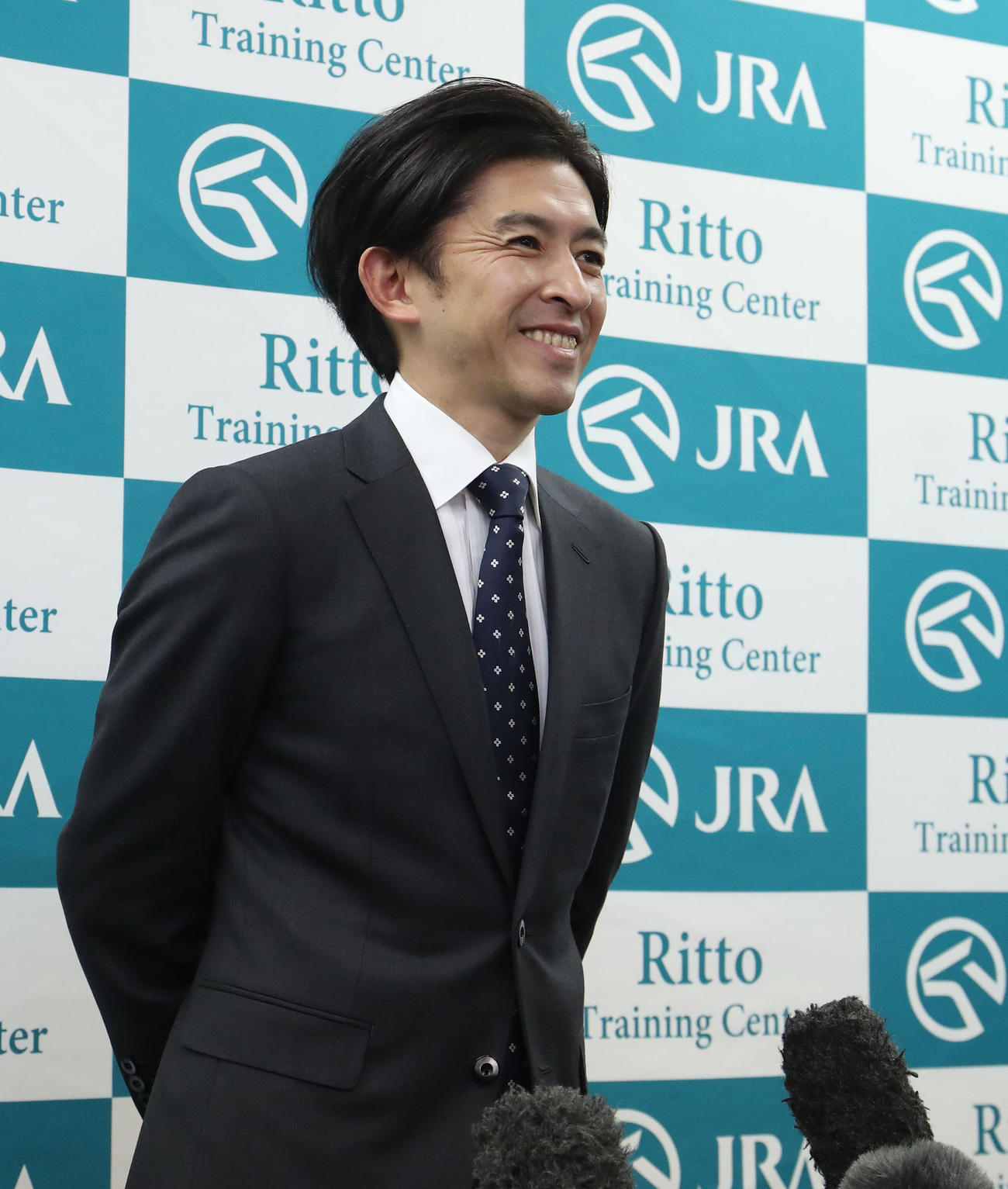 調教師免許試験に合格した福永騎手は囲み取材で笑顔（撮影・白石智彦）