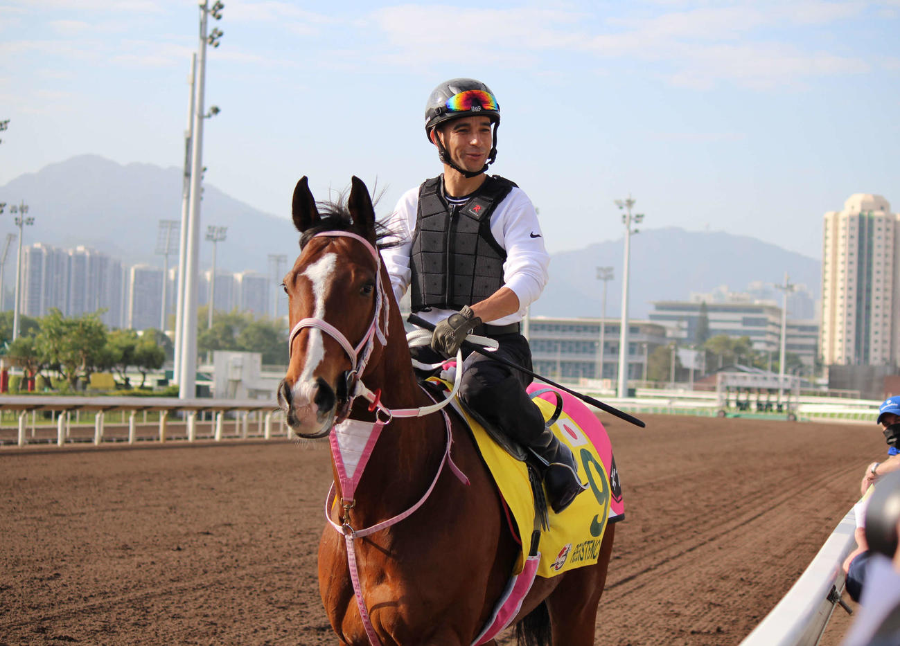 金曜朝、シャティン競馬場で調整するレシステンシア（撮影・木南友輔）