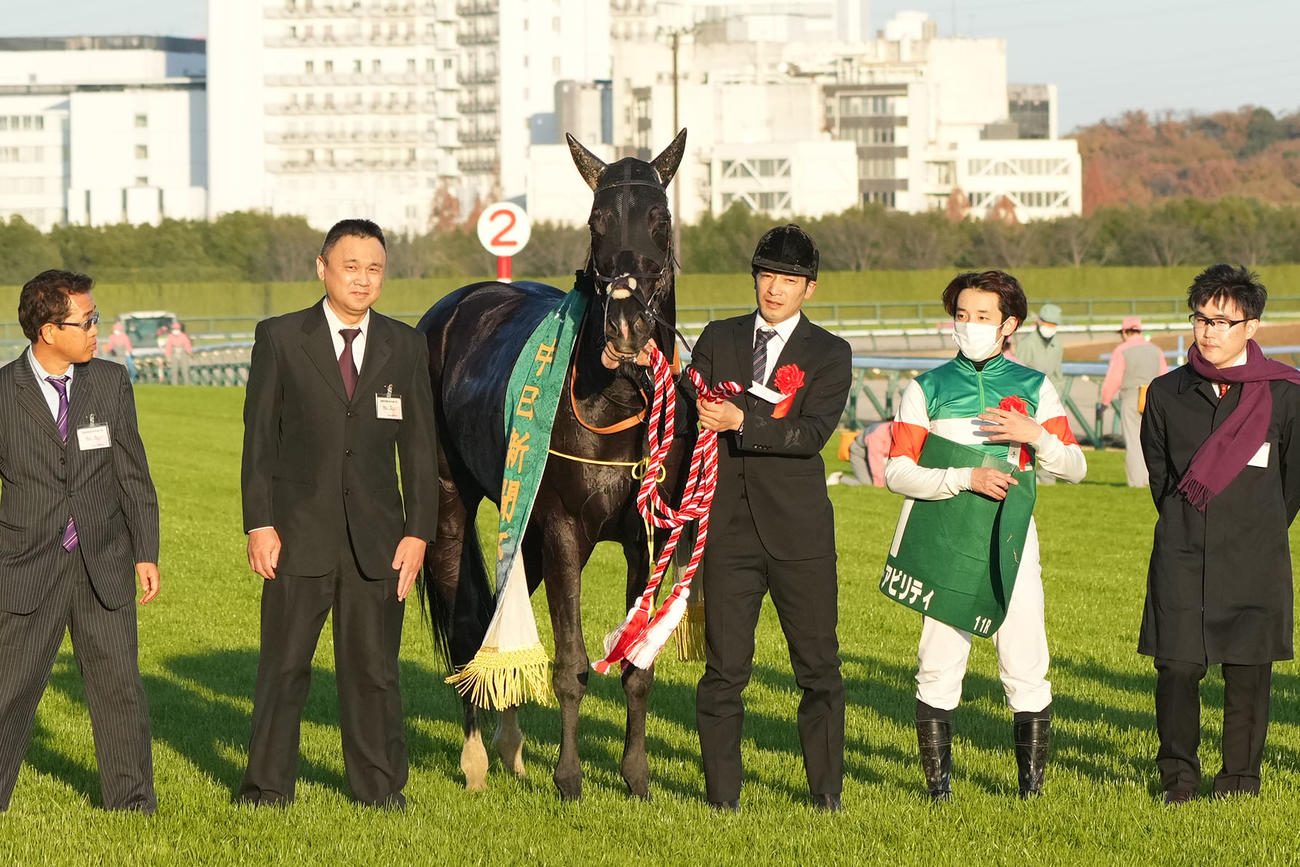キラーアビリティで中日新聞杯を制した団野騎手らは口取りに臨む（撮影・森本幸一）