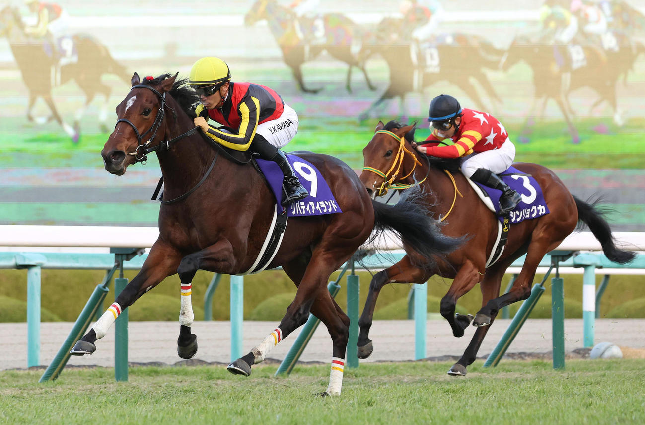 直線突き抜けて阪神JFを快勝したリバティアイランド（左）（撮影・白石智彦）
