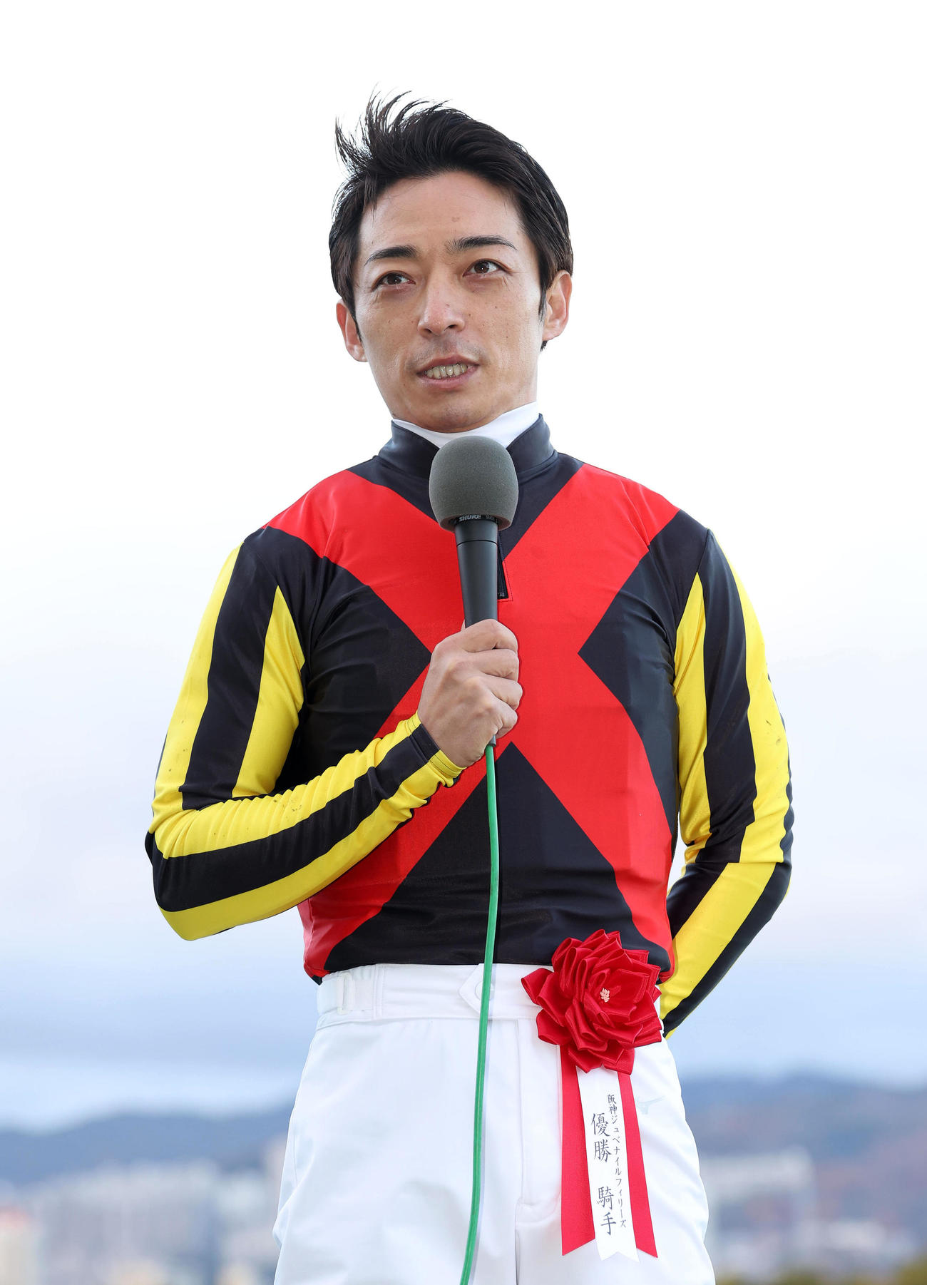ヒーローインタビューに答える川田騎手（撮影・白石智彦）