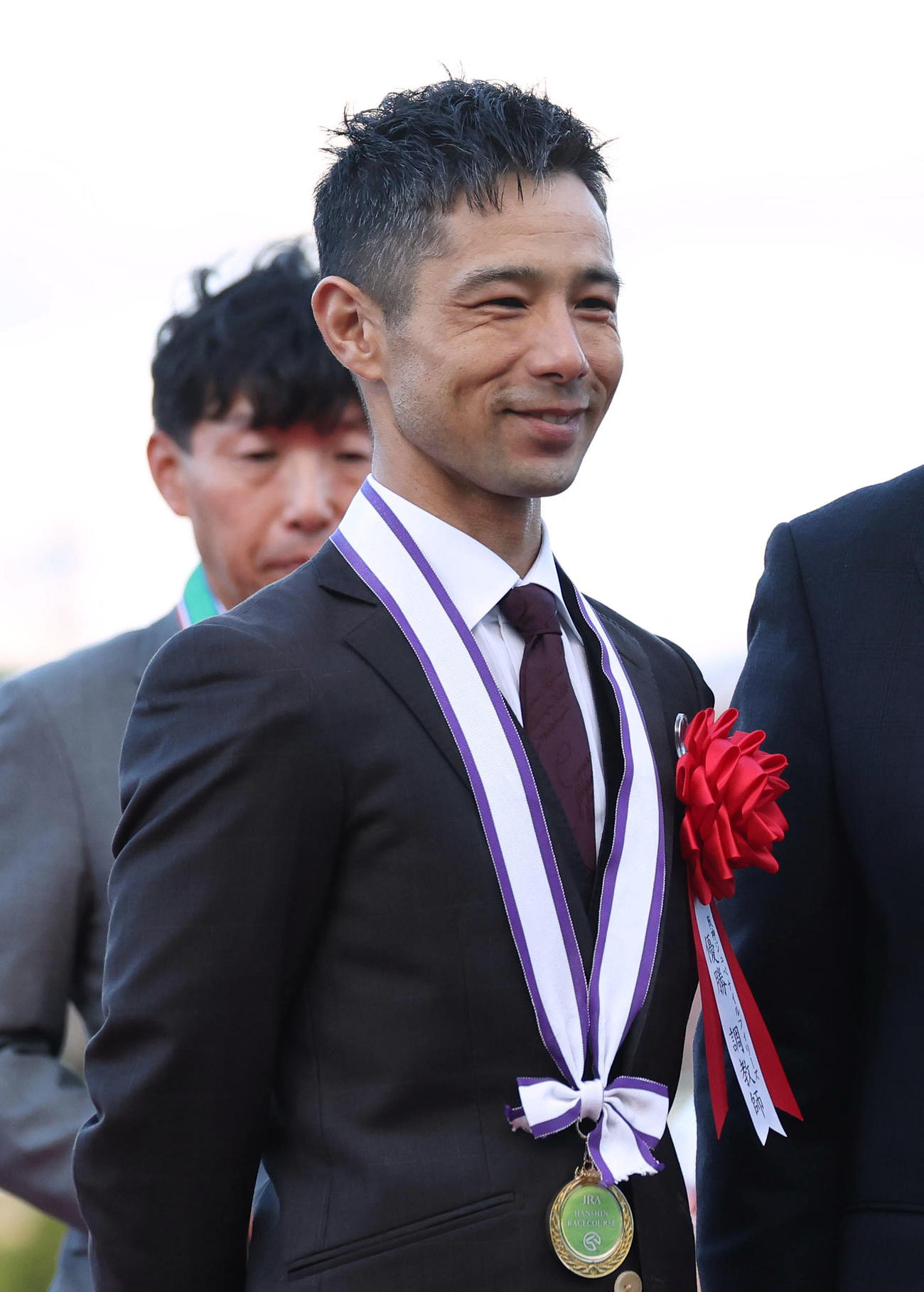 表彰式で笑顔を見せる中内田師（撮影・白石智彦）