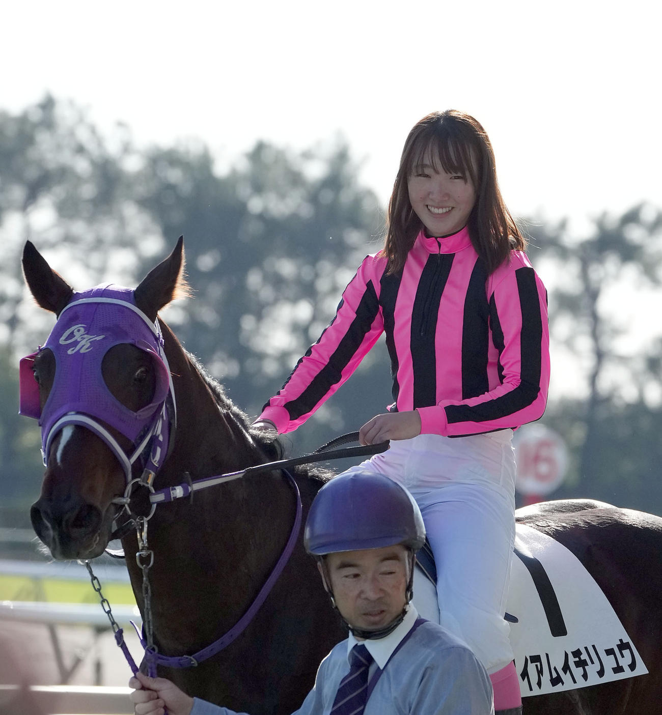 中京8R、アイアムイチリュウで勝利し笑顔を見せる永島まなみ（撮影・森本幸一）