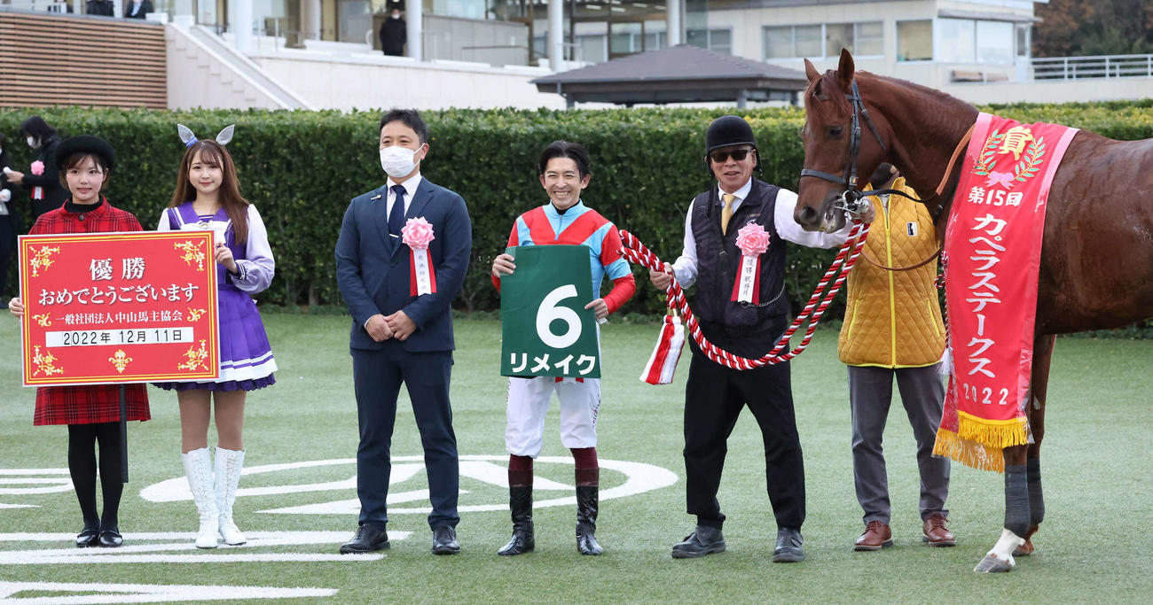 左から2人目はオグリキャップの声優を務める高柳知葉さん（撮影・丹羽敏通）