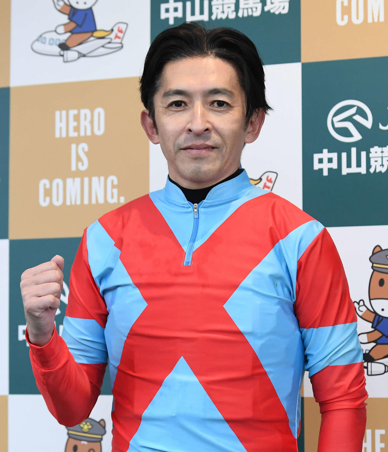 優勝インタビューを終えガッツポーズを決める福永騎手（撮影・丹羽敏通）