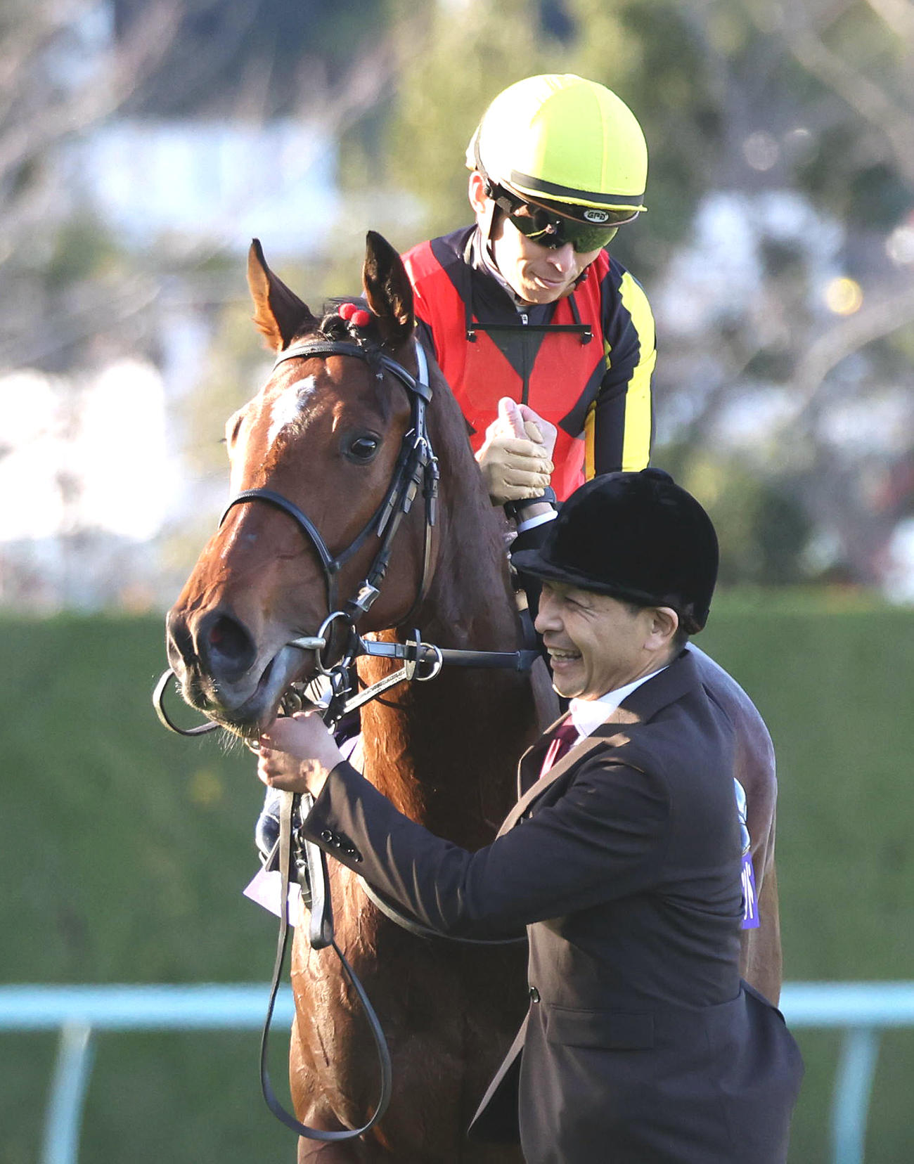 リバティアイランドで阪神JFを制した川田騎手は松崎助手と力強く握手（撮影・白石智彦）